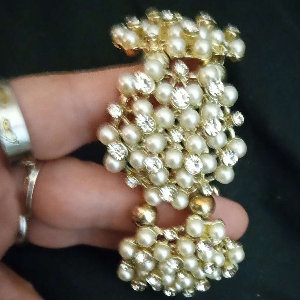 White pear and gem bracelet
